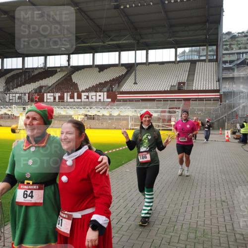 07.12.2025 - St. Pauli X-Mass-Run No. 15 Fabian Wolf http://msf.ph/oto/9399886 07.12.2025 11:03:26 Ziel 61, 64, 102, 109, 186, 853, 1850 meine-sportfotos.de