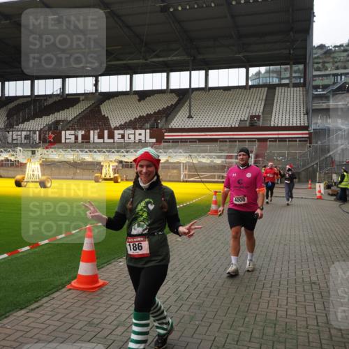 07.12.2025 - St. Pauli X-Mass-Run No. 15 Fabian Wolf http://msf.ph/oto/9399890 07.12.2025 11:03:27 Ziel 61, 64, 102, 109, 186, 853, 1850 meine-sportfotos.de