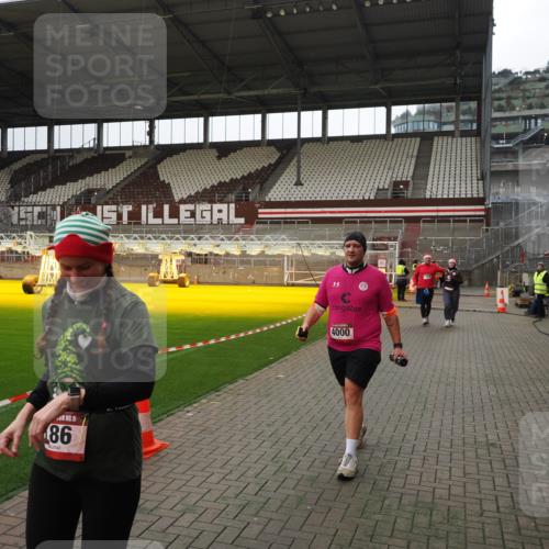 07.12.2025 - St. Pauli X-Mass-Run No. 15 Fabian Wolf http://msf.ph/oto/9399893 07.12.2025 11:03:28 Ziel 61, 64, 102, 109, 186, 853, 1850 meine-sportfotos.de