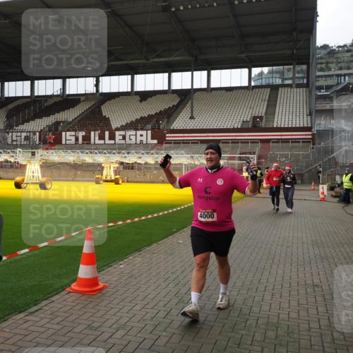 07.12.2025 - St. Pauli X-Mass-Run No. 15 Fabian Wolf http://msf.ph/oto/9399895 07.12.2025 11:03:28 Ziel 61, 64, 102, 109, 186, 853, 1850 meine-sportfotos.de