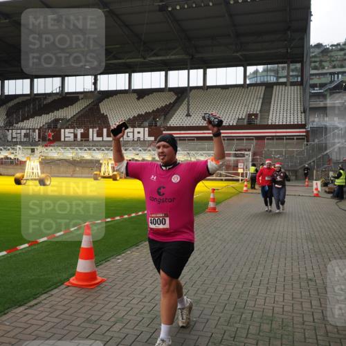 07.12.2025 - St. Pauli X-Mass-Run No. 15 Fabian Wolf http://msf.ph/oto/9399898 07.12.2025 11:03:29 Ziel 61, 64, 102, 109, 186, 853, 1850 meine-sportfotos.de
