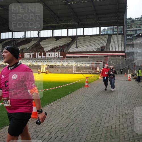 07.12.2025 - St. Pauli X-Mass-Run No. 15 Fabian Wolf http://msf.ph/oto/9399900 07.12.2025 11:03:29 Ziel 61, 64, 102, 109, 186, 853, 1850 meine-sportfotos.de