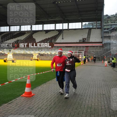 07.12.2025 - St. Pauli X-Mass-Run No. 15 Fabian Wolf http://msf.ph/oto/9399902 07.12.2025 11:03:32 Ziel 61, 64, 102, 109, 186, 1850 meine-sportfotos.de