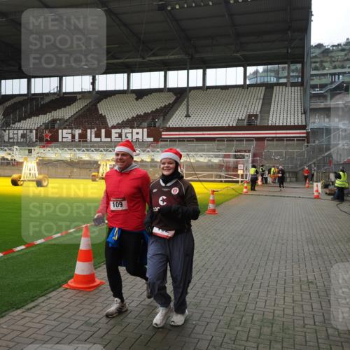 07.12.2025 - St. Pauli X-Mass-Run No. 15 Fabian Wolf http://msf.ph/oto/9399905 07.12.2025 11:03:33 Ziel 64, 102, 109, 186, 1551, 1850 meine-sportfotos.de