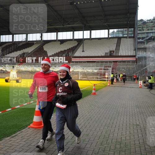07.12.2025 - St. Pauli X-Mass-Run No. 15 Fabian Wolf http://msf.ph/oto/9399906 07.12.2025 11:03:33 Ziel 64, 102, 109, 186, 1551, 1850 meine-sportfotos.de