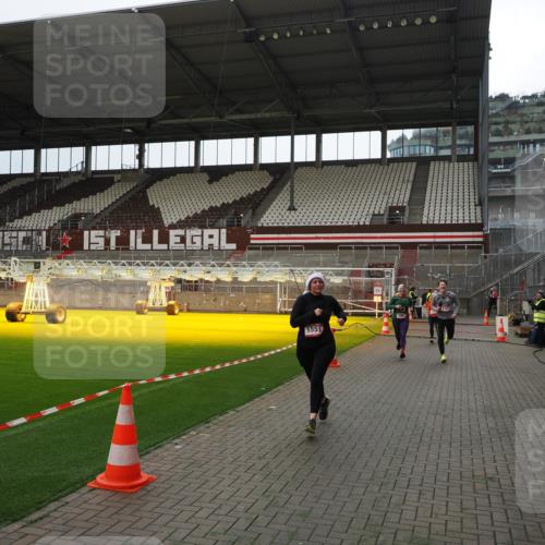 07.12.2025 - St. Pauli X-Mass-Run No. 15 Fabian Wolf http://msf.ph/oto/9399907 07.12.2025 11:03:39 Ziel 102, 109, 297, 505, 514, 1551 meine-sportfotos.de