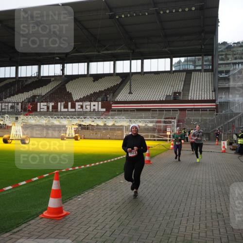 07.12.2025 - St. Pauli X-Mass-Run No. 15 Fabian Wolf http://msf.ph/oto/9399908 07.12.2025 11:03:40 Ziel 102, 109, 297, 505, 514, 1551 meine-sportfotos.de