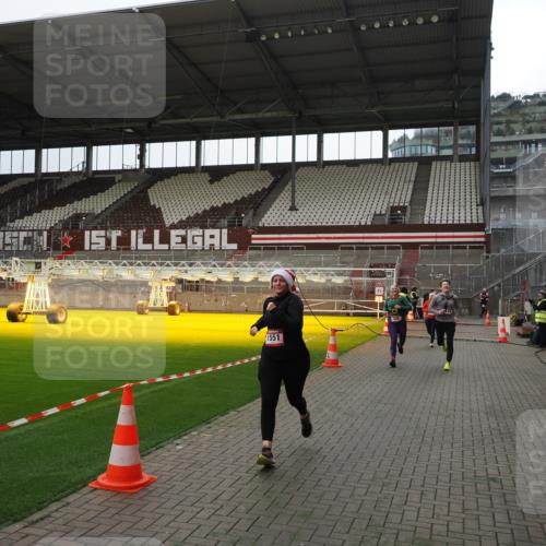 07.12.2025 - St. Pauli X-Mass-Run No. 15 Fabian Wolf http://msf.ph/oto/9399909 07.12.2025 11:03:40 Ziel 102, 109, 297, 505, 514, 1551 meine-sportfotos.de