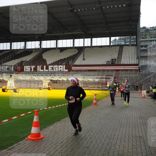 07.12.2025 - St. Pauli X-Mass-Run No. 15 Fabian Wolf http://msf.ph/oto/9399910 07.12.2025 11:03:40 Ziel 102, 109, 297, 505, 514, 1551 meine-sportfotos.de