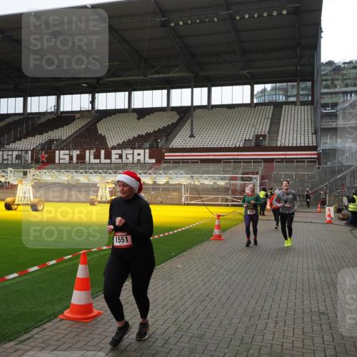 07.12.2025 - St. Pauli X-Mass-Run No. 15 Fabian Wolf http://msf.ph/oto/9399912 07.12.2025 11:03:40 Ziel 102, 109, 297, 505, 514, 1551 meine-sportfotos.de