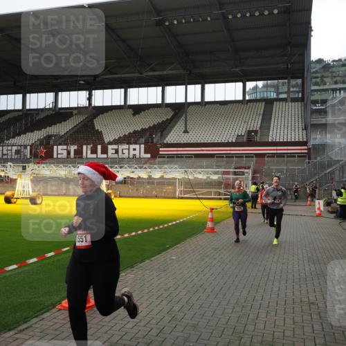 07.12.2025 - St. Pauli X-Mass-Run No. 15 Fabian Wolf http://msf.ph/oto/9399913 07.12.2025 11:03:41 Ziel 102, 109, 297, 505, 514, 1551 meine-sportfotos.de