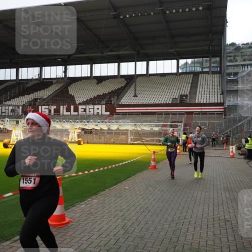 07.12.2025 - St. Pauli X-Mass-Run No. 15 Fabian Wolf http://msf.ph/oto/9399914 07.12.2025 11:03:41 Ziel 102, 109, 297, 505, 514, 1551 meine-sportfotos.de