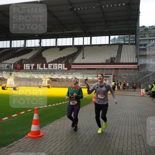 07.12.2025 - St. Pauli X-Mass-Run No. 15 Fabian Wolf http://msf.ph/oto/9399915 07.12.2025 11:03:43 Ziel 102, 109, 297, 505, 514, 1551 meine-sportfotos.de