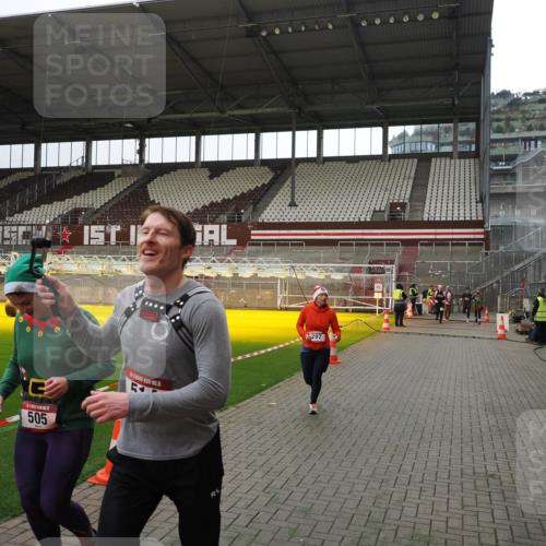 07.12.2025 - St. Pauli X-Mass-Run No. 15 Fabian Wolf http://msf.ph/oto/9399921 07.12.2025 11:03:44 Ziel 297, 505, 514, 1551 meine-sportfotos.de