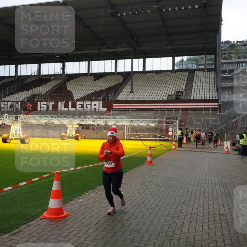 07.12.2025 - St. Pauli X-Mass-Run No. 15 Fabian Wolf http://msf.ph/oto/9399922 07.12.2025 11:03:45 Ziel 297, 505, 514, 719, 1551, 1853, 1857 meine-sportfotos.de
