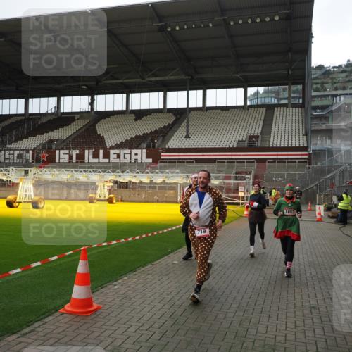 07.12.2025 - St. Pauli X-Mass-Run No. 15 Fabian Wolf http://msf.ph/oto/9399926 07.12.2025 11:03:52 Ziel 297, 505, 514, 719, 1551, 1853, 1857, 1860 meine-sportfotos.de