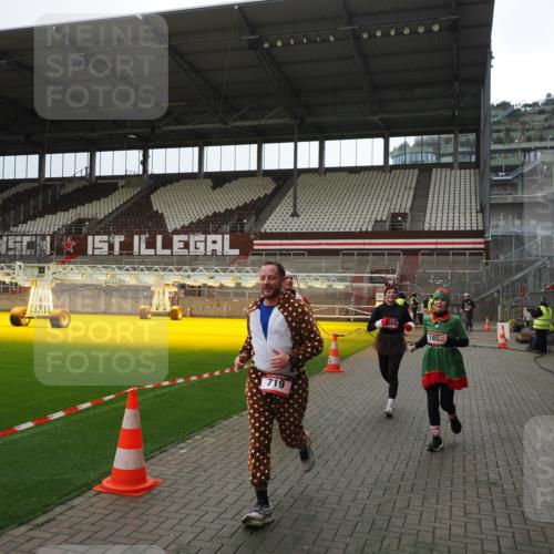 07.12.2025 - St. Pauli X-Mass-Run No. 15 Fabian Wolf http://msf.ph/oto/9399928 07.12.2025 11:03:52 Ziel 297, 505, 514, 719, 1551, 1853, 1857, 1860 meine-sportfotos.de
