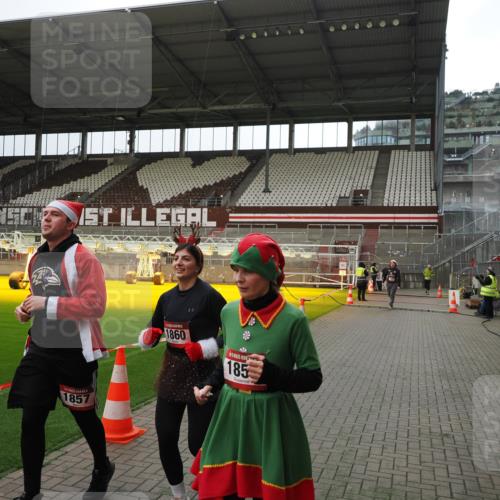 07.12.2025 - St. Pauli X-Mass-Run No. 15 Fabian Wolf http://msf.ph/oto/9399938 07.12.2025 11:03:54 Ziel 222, 297, 505, 514, 719, 1853, 1857, 1860 meine-sportfotos.de