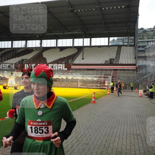 07.12.2025 - St. Pauli X-Mass-Run No. 15 Fabian Wolf http://msf.ph/oto/9399940 07.12.2025 11:03:55 Ziel 222, 297, 505, 514, 719, 1853, 1857, 1860 meine-sportfotos.de