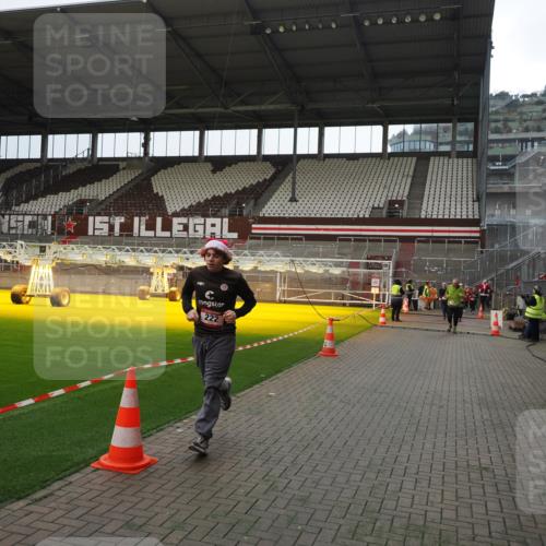 07.12.2025 - St. Pauli X-Mass-Run No. 15 Fabian Wolf http://msf.ph/oto/9399943 07.12.2025 11:03:59 Ziel 222, 432, 719, 1853, 1857, 1860 meine-sportfotos.de