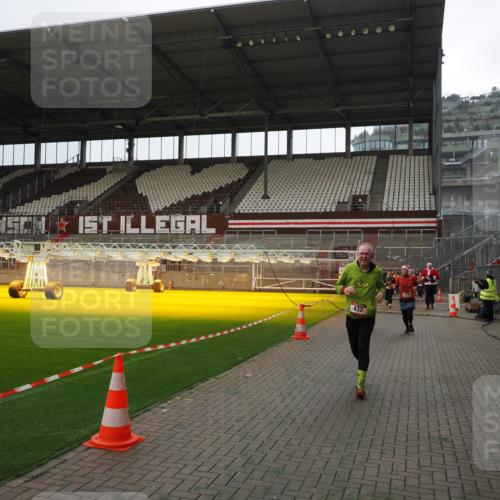 07.12.2025 - St. Pauli X-Mass-Run No. 15 Fabian Wolf http://msf.ph/oto/9399944 07.12.2025 11:04:04 Ziel 215, 216, 222, 432, 719, 764, 1853, 1854, 1856, 1857, 1860 meine-sportfotos.de