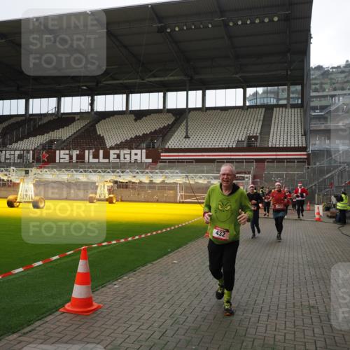 07.12.2025 - St. Pauli X-Mass-Run No. 15 Fabian Wolf http://msf.ph/oto/9399948 07.12.2025 11:04:05 Ziel 215, 216, 222, 432, 719, 734, 764, 1200, 1853, 1854, 1856, 1857, 1860 meine-sportfotos.de