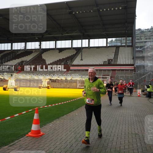 07.12.2025 - St. Pauli X-Mass-Run No. 15 Fabian Wolf http://msf.ph/oto/9399949 07.12.2025 11:04:05 Ziel 215, 216, 222, 432, 719, 734, 764, 1200, 1853, 1854, 1856, 1857, 1860 meine-sportfotos.de