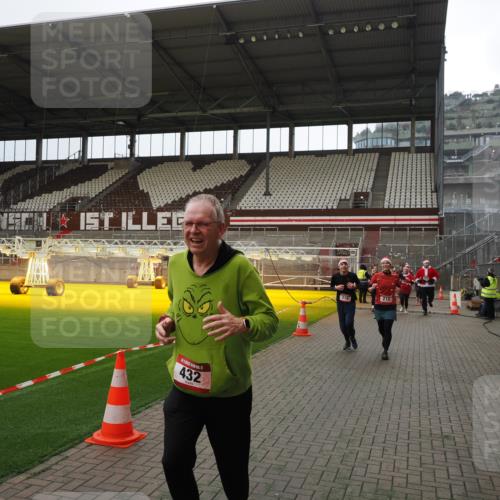 07.12.2025 - St. Pauli X-Mass-Run No. 15 Fabian Wolf http://msf.ph/oto/9399952 07.12.2025 11:04:06 Ziel 215, 216, 222, 432, 734, 764, 1200, 1854, 1856, 1860 meine-sportfotos.de