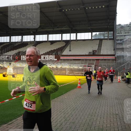 07.12.2025 - St. Pauli X-Mass-Run No. 15 Fabian Wolf http://msf.ph/oto/9399953 07.12.2025 11:04:06 Ziel 215, 216, 222, 432, 734, 764, 1200, 1854, 1856, 1860 meine-sportfotos.de