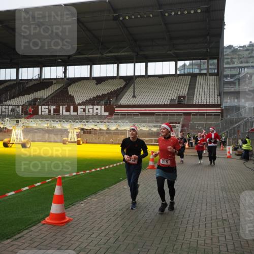 07.12.2025 - St. Pauli X-Mass-Run No. 15 Fabian Wolf http://msf.ph/oto/9399956 07.12.2025 11:04:07 Ziel 215, 216, 222, 432, 734, 764, 1200, 1252, 1254, 1854, 1856 meine-sportfotos.de