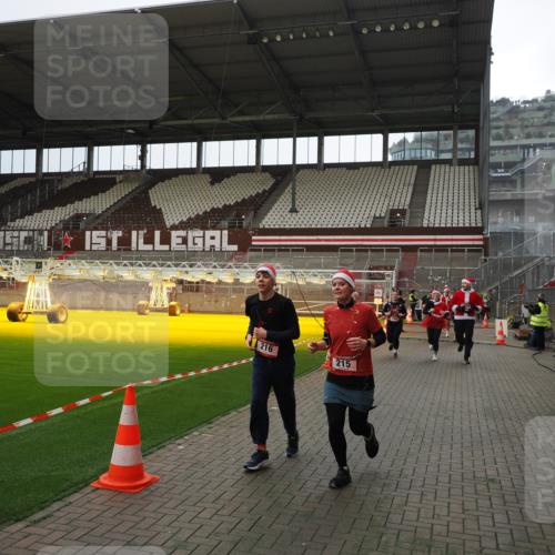 07.12.2025 - St. Pauli X-Mass-Run No. 15 Fabian Wolf http://msf.ph/oto/9399957 07.12.2025 11:04:08 Ziel 215, 216, 222, 432, 734, 764, 1200, 1252, 1254, 1401, 1695, 1854, 1856 meine-sportfotos.de