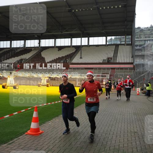 07.12.2025 - St. Pauli X-Mass-Run No. 15 Fabian Wolf http://msf.ph/oto/9399958 07.12.2025 11:04:08 Ziel 215, 216, 222, 432, 734, 764, 1200, 1252, 1254, 1401, 1695, 1854, 1856 meine-sportfotos.de