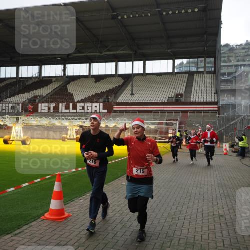 07.12.2025 - St. Pauli X-Mass-Run No. 15 Fabian Wolf http://msf.ph/oto/9399959 07.12.2025 11:04:08 Ziel 215, 216, 222, 432, 734, 764, 1200, 1252, 1254, 1401, 1695, 1854, 1856 meine-sportfotos.de