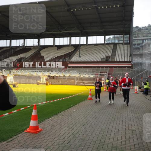 07.12.2025 - St. Pauli X-Mass-Run No. 15 Fabian Wolf http://msf.ph/oto/9399963 07.12.2025 11:04:09 Ziel 215, 216, 222, 432, 734, 764, 1200, 1252, 1254, 1401, 1695, 1854, 1856 meine-sportfotos.de