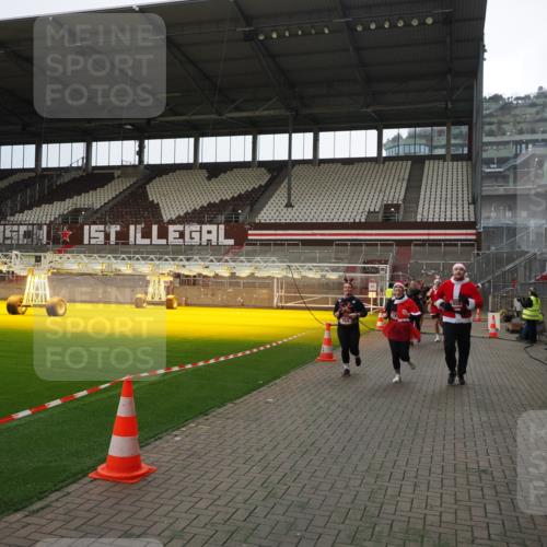 07.12.2025 - St. Pauli X-Mass-Run No. 15 Fabian Wolf http://msf.ph/oto/9399964 07.12.2025 11:04:09 Ziel 215, 216, 222, 432, 734, 764, 1200, 1252, 1254, 1401, 1695, 1854, 1856 meine-sportfotos.de
