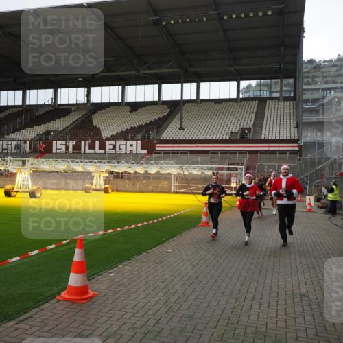 07.12.2025 - St. Pauli X-Mass-Run No. 15 Fabian Wolf http://msf.ph/oto/9399965 07.12.2025 11:04:09 Ziel 215, 216, 222, 432, 734, 764, 1200, 1252, 1254, 1401, 1695, 1854, 1856 meine-sportfotos.de