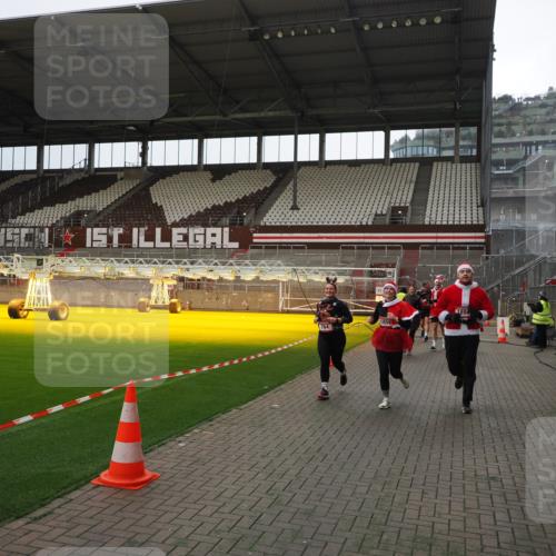 07.12.2025 - St. Pauli X-Mass-Run No. 15 Fabian Wolf http://msf.ph/oto/9399967 07.12.2025 11:04:10 Ziel 215, 216, 222, 432, 734, 764, 1200, 1252, 1254, 1401, 1695, 1854, 1856 meine-sportfotos.de