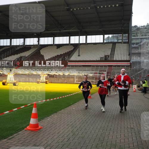 07.12.2025 - St. Pauli X-Mass-Run No. 15 Fabian Wolf http://msf.ph/oto/9399968 07.12.2025 11:04:10 Ziel 215, 216, 222, 432, 734, 764, 1200, 1252, 1254, 1401, 1695, 1854, 1856 meine-sportfotos.de