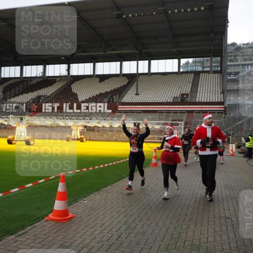 07.12.2025 - St. Pauli X-Mass-Run No. 15 Fabian Wolf http://msf.ph/oto/9399970 07.12.2025 11:04:10 Ziel 215, 216, 222, 432, 734, 764, 1200, 1252, 1254, 1401, 1695, 1854, 1856 meine-sportfotos.de