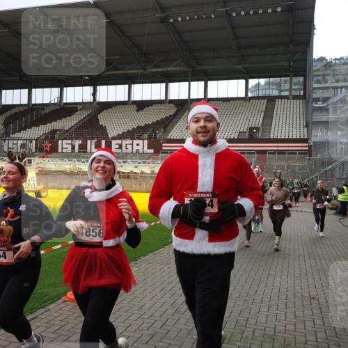 07.12.2025 - St. Pauli X-Mass-Run No. 15 Fabian Wolf http://msf.ph/oto/9399977 07.12.2025 11:04:12 Ziel 215, 216, 222, 305, 432, 734, 764, 1200, 1252, 1254, 1401, 1695, 1854, 1856 meine-sportfotos.de