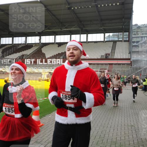 07.12.2025 - St. Pauli X-Mass-Run No. 15 Fabian Wolf http://msf.ph/oto/9399978 07.12.2025 11:04:12 Ziel 215, 216, 222, 305, 432, 734, 764, 1200, 1252, 1254, 1401, 1695, 1854, 1856 meine-sportfotos.de