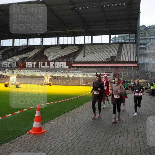 07.12.2025 - St. Pauli X-Mass-Run No. 15 Fabian Wolf http://msf.ph/oto/9399980 07.12.2025 11:04:13 Ziel 126, 215, 216, 222, 285, 305, 432, 734, 764, 1200, 1252, 1254, 1401, 1695, 1854, 1856 meine-sportfotos.de