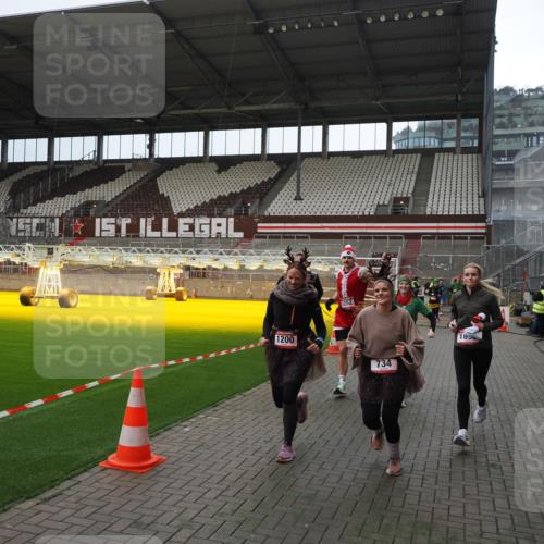 07.12.2025 - St. Pauli X-Mass-Run No. 15 Fabian Wolf http://msf.ph/oto/9399983 07.12.2025 11:04:14 Ziel 126, 215, 216, 285, 305, 432, 734, 764, 1200, 1252, 1254, 1401, 1695, 1852, 1854, 1856 meine-sportfotos.de