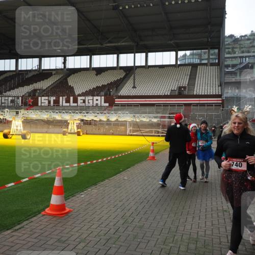 07.12.2025 - St. Pauli X-Mass-Run No. 15 Fabian Wolf http://msf.ph/oto/9400007 07.12.2025 11:04:25 Ziel 126, 285, 305, 700, 702, 734, 740, 1200, 1252, 1254, 1401, 1695, 1766, 1769, 1852 meine-sportfotos.de