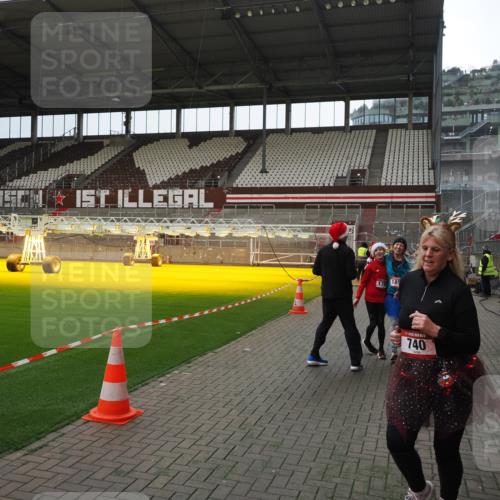 07.12.2025 - St. Pauli X-Mass-Run No. 15 Fabian Wolf http://msf.ph/oto/9400008 07.12.2025 11:04:25 Ziel 126, 285, 305, 700, 702, 734, 740, 1200, 1252, 1254, 1401, 1695, 1766, 1769, 1852 meine-sportfotos.de