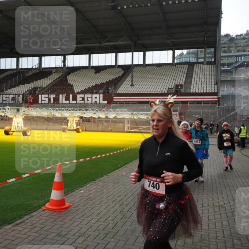 07.12.2025 - St. Pauli X-Mass-Run No. 15 Fabian Wolf http://msf.ph/oto/9400010 07.12.2025 11:04:26 Ziel 126, 285, 305, 700, 702, 740, 1252, 1254, 1401, 1695, 1766, 1769, 1852 meine-sportfotos.de