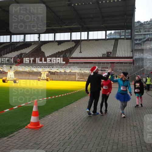 07.12.2025 - St. Pauli X-Mass-Run No. 15 Fabian Wolf http://msf.ph/oto/9400011 07.12.2025 11:04:27 Ziel 126, 285, 305, 700, 702, 740, 1252, 1254, 1401, 1695, 1766, 1769, 1852 meine-sportfotos.de