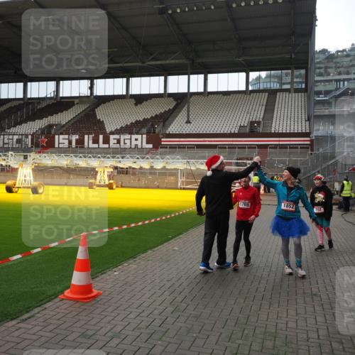 07.12.2025 - St. Pauli X-Mass-Run No. 15 Fabian Wolf http://msf.ph/oto/9400012 07.12.2025 11:04:27 Ziel 126, 285, 305, 700, 702, 740, 1252, 1254, 1401, 1695, 1766, 1769, 1852 meine-sportfotos.de