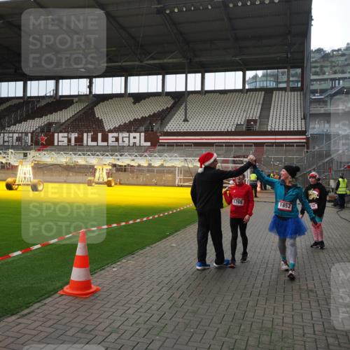 07.12.2025 - St. Pauli X-Mass-Run No. 15 Fabian Wolf http://msf.ph/oto/9400013 07.12.2025 11:04:27 Ziel 126, 285, 305, 700, 702, 740, 1252, 1254, 1401, 1695, 1766, 1769, 1852 meine-sportfotos.de