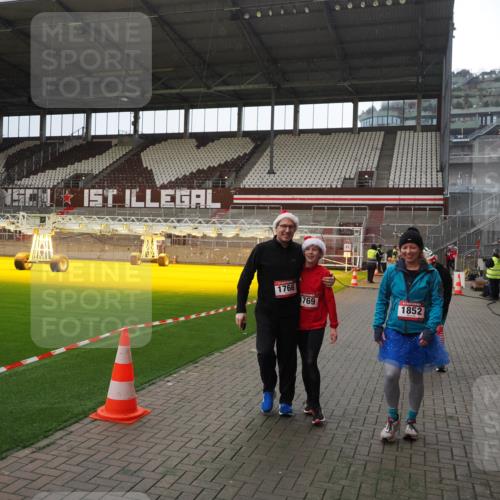 07.12.2025 - St. Pauli X-Mass-Run No. 15 Fabian Wolf http://msf.ph/oto/9400015 07.12.2025 11:04:29 Ziel 126, 285, 305, 700, 702, 740, 1643, 1766, 1769, 1852 meine-sportfotos.de